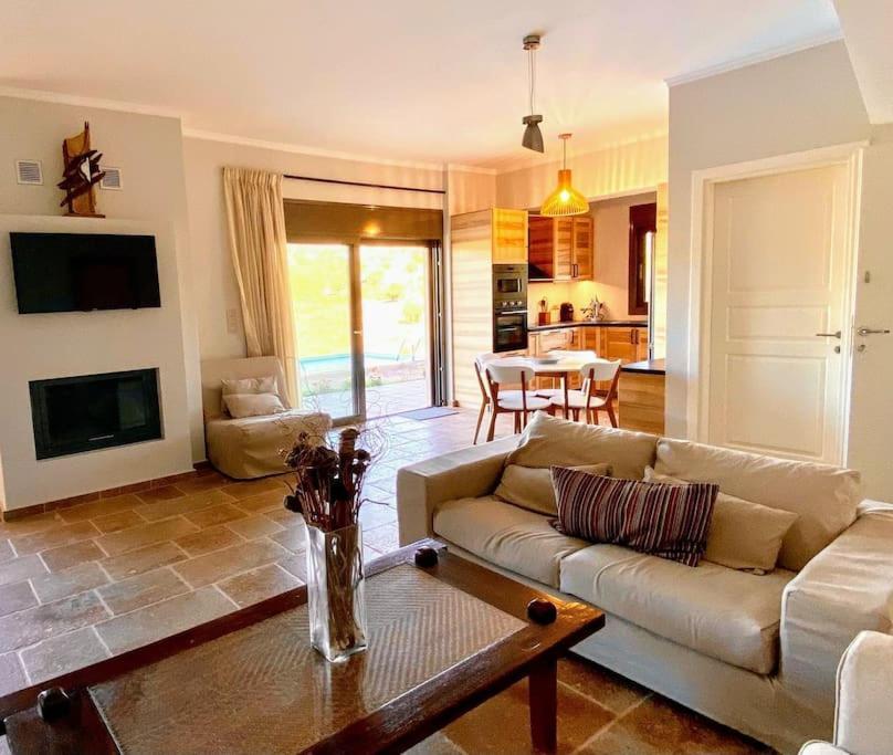 Summer House With A Pool Near Sea, Port & Airport Apartment Rafina  Bagian luar foto