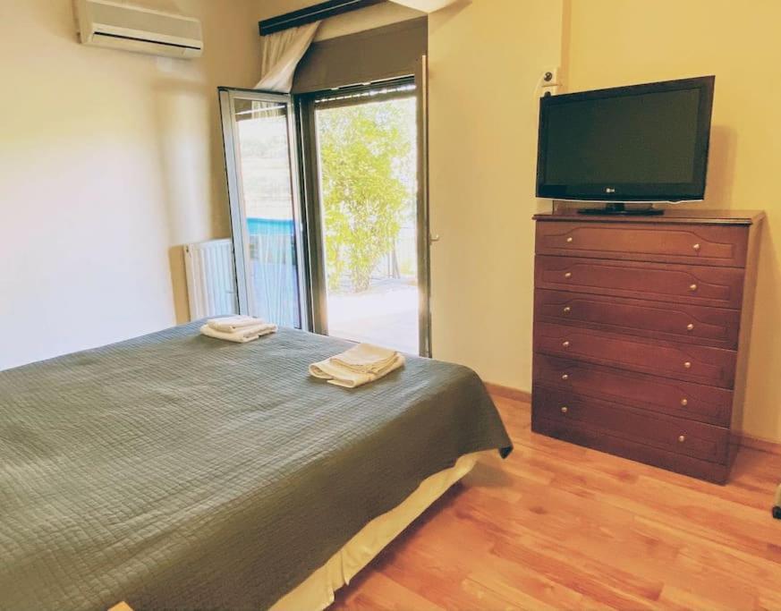 Summer House With A Pool Near Sea, Port & Airport Apartment Rafina  Bagian luar foto
